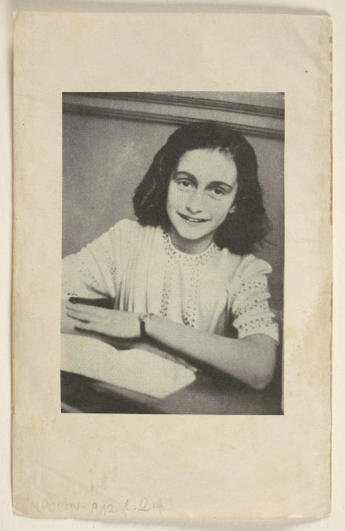 Strona tytułowa „Journal de Anne Frank” z fotografią autorki. Na pierwszej karcie znalazła się dedykacja w języku francuskim. W przekładzie na polski: „Naszej małej i dużej córce od starej mamy i starego taty. Marek i Gina / 3 września 1950”.