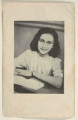 Strona tytułowa „Journal de Anne Frank” z fotografią autorki. Na pierwszej karcie znalazła się dedykacja w języku francuskim. W przekładzie na polski: „Naszej małej i dużej córce od starej mamy i starego taty. Marek i Gina / 3 września 1950”.
