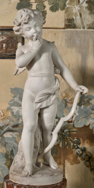 Posążek amorka widok z przodu