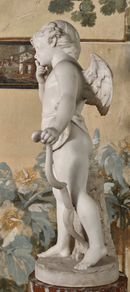 Posążek amorka widok boczny