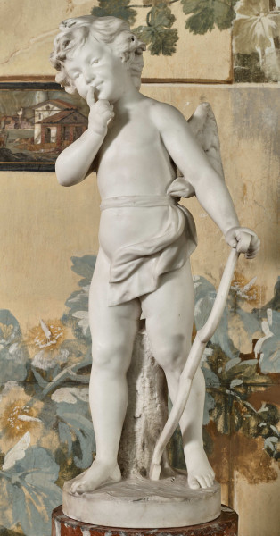 Posążek amorka - widok z przodu