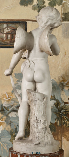 Posążek amorka - widok od tyłu