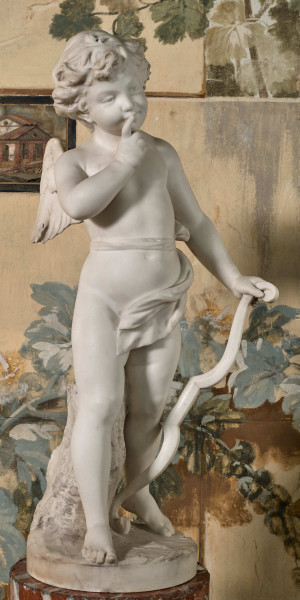 Posążek amorka widok w ujęciu 3/4