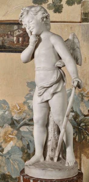 Posążek amorka widok w ujęciu 3/4