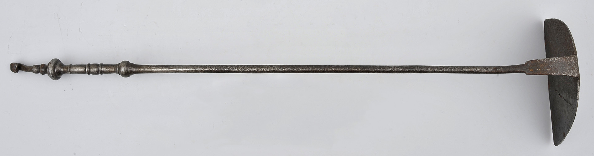 strona pierwsza. Widok z góry, rączka skierowana jest w lewo. Wygarniacz opiera się na krawędzi sztychu, który jest półkolisty w zarysie i zagięty pod kątem 90 stopni.