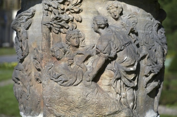 ujęcie od strony pierwszej - zbliżenie na dekorację rzeźbiarską, scena mitologiczna przedstawiająca  postacie kobiece przy drzewie.
