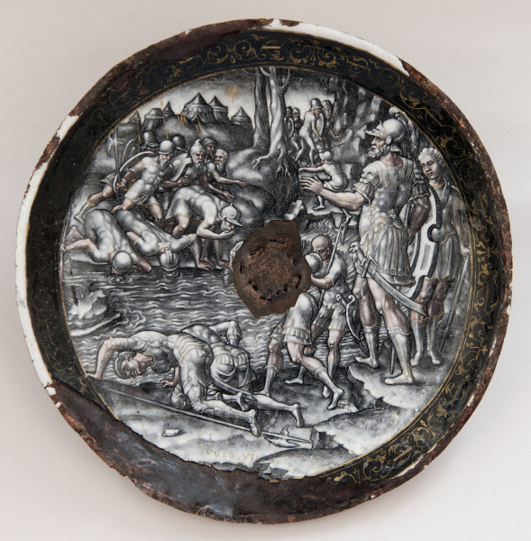 wewnętrzna strona patery. Scena wojenna na pierwszym planie i w tle żołnierze pijący wodę z rzeki, w górnej części namioty wojskowe, pień drzewa, po prawej stojąca postać wojskowego. Pod spodem złoty napis Juges VII.Widoczne duże zniszczenia i braki emalii.