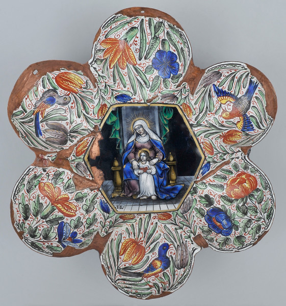 wewnętrzna strona czarki. Kształt sześciopłatkowego kwiatu z sześciokątnym dnem otoczonym złotą ramką. Na płatkach dekoracja kwiatowa z wizerunkami ptaków. Wewnątrz na dnie św. Anną, uczącą czytać małą Marię, w lewym dolnym rogu czarne litery I.L.