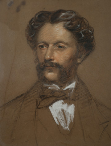 lico. Popiersie z&nbsp;głową w&nbsp;ujęciu trzy czwarte w&nbsp;prawo. Szkicowo rysowany surdut, koszula i&nbsp;fular zlewają się z&nbsp;gładkim tłem. Wyraźnie malowana głowa. Mężczyzna ma wąsy, bokobrody i&nbsp;kręcone włosy ufryzowane „na mewę”. Spojrzenie ciemnych i&nbsp;skupionych oczu kieruje w&nbsp;prawo.