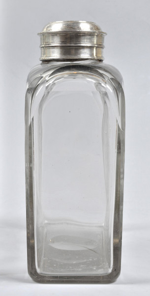 strona czwarta. Widoczna węższa ścianka o łukowatym zasklepieniu. Na walcowatej zakrętce zgodnie z obwodem, ułożone trzy wąskie pierścieniowate zgrubienia.