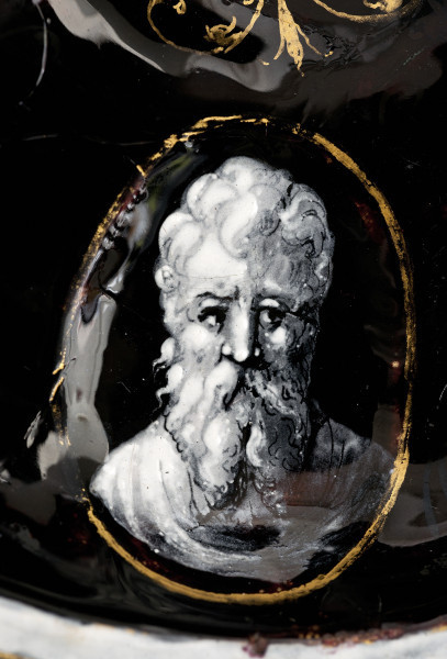 fragment wewnętrznej części pokrywy - medalion z głową antyczną, głowa mężczyzny z brodą.