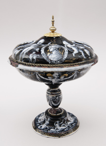 strona pierwsza, ujęcie z boku od góry, na pokrywie dorobiona ze złoconego brązu rozeta ze spiczastym zakończeniem, dekoracja medalion z głową antyczną po bokach dwa amorki, spód czaszy patery zdobią maszkarony połączone draperiami, okrągła nóżka z dekoracją zabawy Najad i Trytonów.