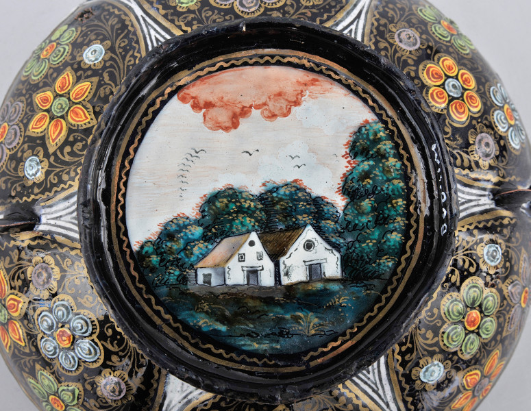 fragment zewnętrznej strony czarki, dekoracja dna,  pejzaż z domkami, na tle grupy drzew.