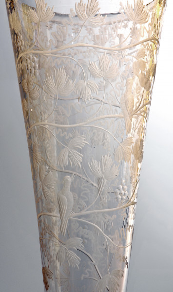 fragment czary zdobionej spiralną wicią winnej latorośli. Na gałązkach między liśćmi i owocami siedzą dwa ptaki. Bogata dekoracja zajmuje cały ukazany fragment czaszy. 