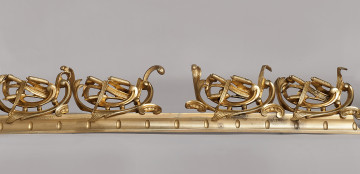 ujęcie z przodu. Zbliżenie części środkowej listwy z widocznymi czterema ażurowymi motywami rokajowymi wspartymi na listwie ozdobionej szeregiem pionowych owalnych wgłębień.