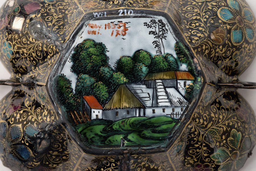 fragment zewnętrznej strony czarki - wielobarwny pejzaż letni z domkami na tle grupy drzew. Widok od spodu na dno.