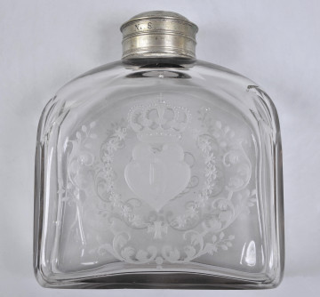 strona pierwsza, Widoczna szersza ścianka o łukowatym zasklepieniu. Centralnie jest umieszczona kompozycja herbowa. Herb Janina jest na matowym, ukoronowanym polu, w formie zbliżonej do serca. Otacza go łańcuch orderu Św. Ducha i wieniec roślinny.