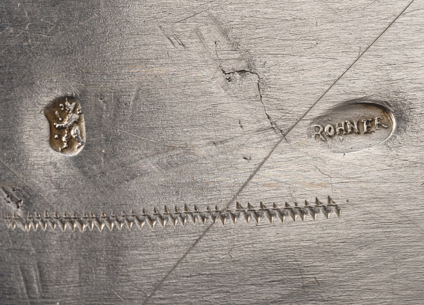 ujęcie z dołu - fragment, dno, po lewej punca miejska Berlina,po prawej punca mistrza RÖHNER, na dole wężyk probierczy.