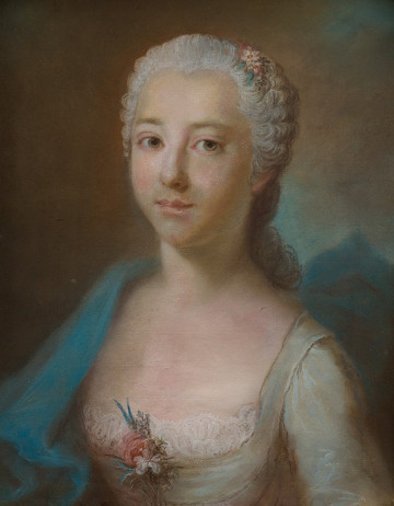 lico obrazu. Popiersie dziewczyny o jasnej cerze. Ujęcie trzy czwarte w prawo. Oczy kieruje na widza. Jest w pudrowanej peruce z wpiętym bukiecikiem kwiatów. Ubrana w pistacjową suknie z głębokim dekoltem obszytym koronką. Dekolt zdobi kolejny bukiecik. Przez prawe ramię przerzucony turkusowy szal.