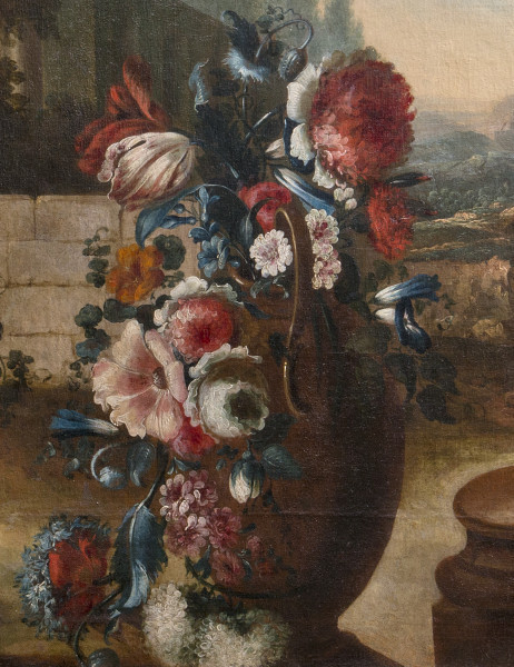 fragment lica obrazu. Wazon przyozdobiony girlandą kwiatów. Z tyłu po lewej stronie fragment murku i budowli. W tle drzewa i rozległy górzysty pejzaż, który rozmywa się na horyzoncie. 