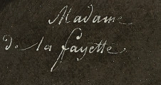 Fragment lica obrazu - napis białą farbą, kursywą: Madame de La Fayette. Tło ciemno-brązowe.