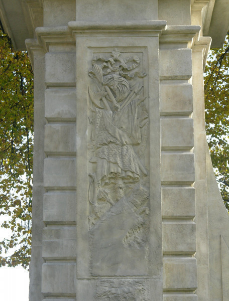 Płycina dekoracyjna na filarze południowym od zachodu - kompozycja składająca się z militariów (widoczne m.in.: zbroja, turban, włócznia, topór); dolna część kompozycji nieczytelna.