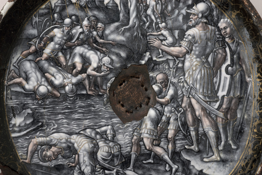 detal wewnętrznej strony patery - fragment sceny wojennej, na pierwszym planie i w tle żołnierze pijący wodę z rzeki, po prawej stojąca postać wojskowego. Widoczne duże zniszczenia w centralnej części, braki emalii.