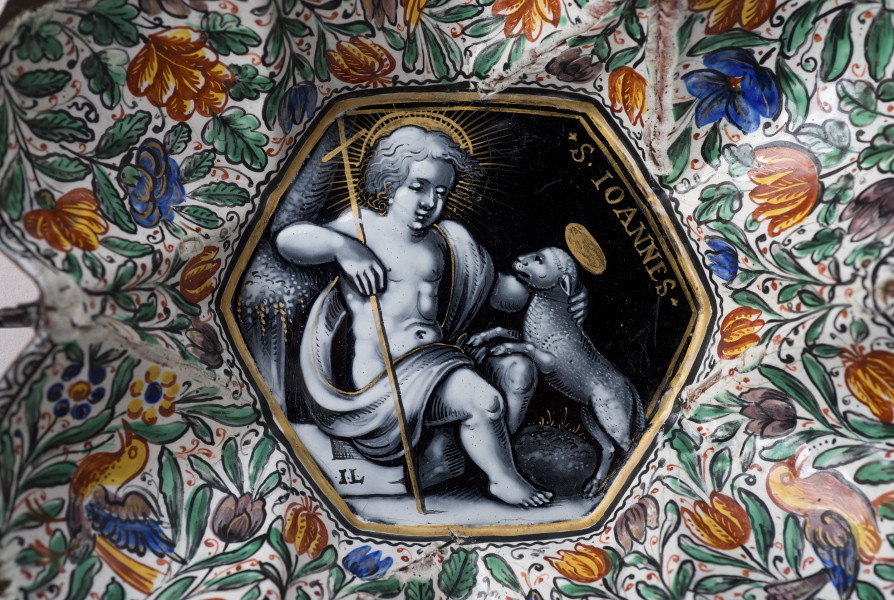 fragment wewnętrznej strony czarki - postać siedzącego św. Jana, z krzyżem w prawym ręku, lewą obejmującego baranka. Nad barankiem napis S. Joannes. Naokoło dekoracja kwiatowa z wizerunkami ptaków.