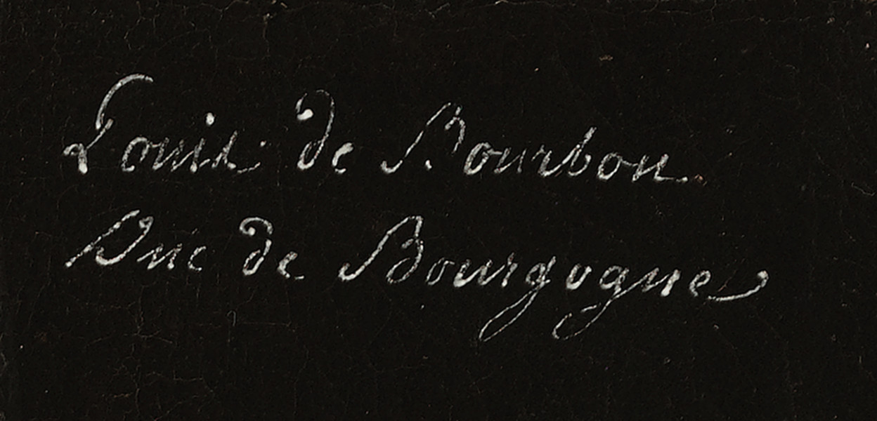 Fragment lica obrazu - napis kursywą białą farbą: Louis de Bourbon duc de Bourgogne. Tło czarne.