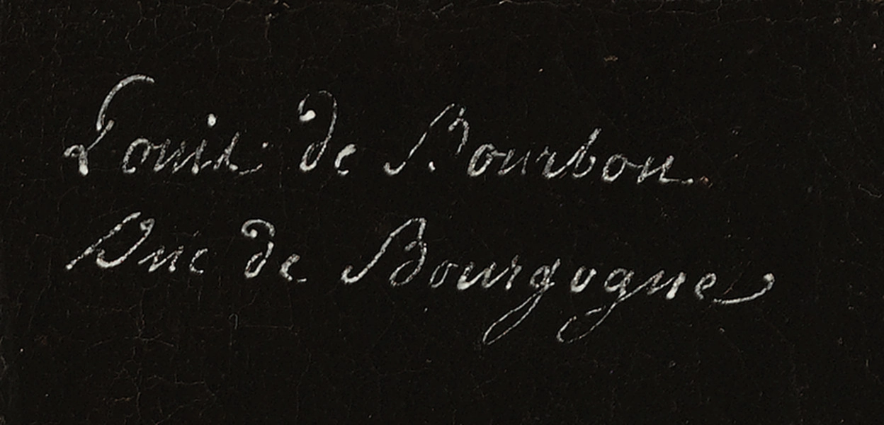 Fragment lica obrazu - napis kursywą białą farbą: Louis de Bourbon duc de Bourgogne. Tło czarne.