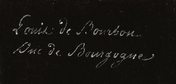 Fragment lica obrazu - napis kursywą białą farbą: Louis de Bourbon duc de Bourgogne. Tło czarne.