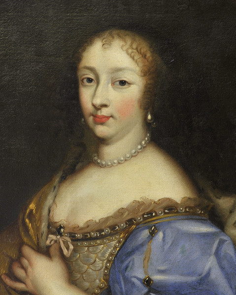 fragment lica obrazu. Popiersie kobiety o alabastrowej cerze w ujęciu trzy czwarte. Patrzy na widza czarnymi oczami. Upięte loki opadają jej na czoło i rumiany policzek. Usta ma pełne i krwistoczerwone. Nosi perłowy naszyjnik i kolczyki. Pulchną dłonią podtrzymuje złoty płaszcz, który zasłania ramię.