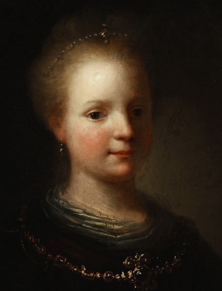 Fragment lica obrazu. Zbliżenie na twarz portretowanej. Głowa 3/4 w prawo. Dziewczęca jasna twarz wyłania się z mroku. Ma duże, ciemne oczy, zaróżowione policzki, okrągłą, wręcz dziecięcą główkę. We włosy wpleciony łańcuszek z perłami, w uszach złote kolczyki. Z ramion na ciemnej, wyciętej pod szyją sukni zwisa ozdobny łańcuch spięty złotą broszą.