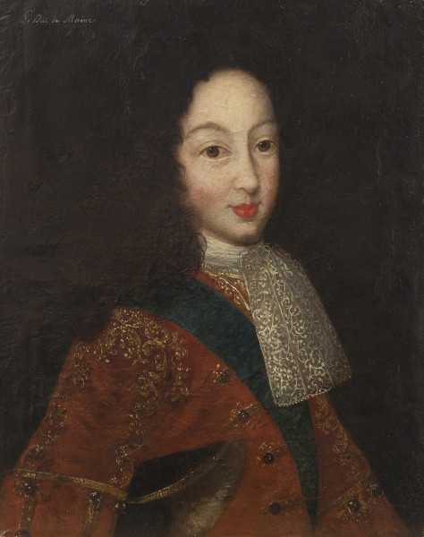 lico obrazu. Półpostać w ujęciu trzy czwarte zwrócona w lewo. Chłopiec ubrany w haftowany frak przepasany wstęgą. Pod szyją koronkowy żabot. Pod pachą kapelusz. Ma jasną buzię, pełne czerwone usta, różane poliki. Spojrzenie brązowych oczu skierowane na wprost. Długie loki zlewają się z czarnym tłem.