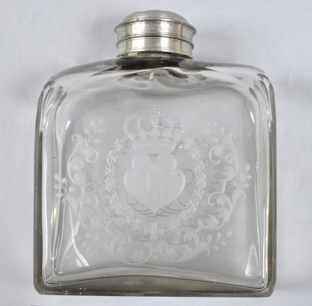 strona pierwsza. Widoczna szersza ścianka o łukowatym zasklepieniu. Centralnie jest umieszczona kompozycja herbowa. Herb Janina jest na matowym, ukoronowanym polu, w formie zbliżonej do serca. Otacza go łańcuch orderu Św. Ducha i wieniec roślinny.