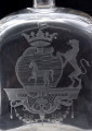 ujęcie z przodu - fragment z polerowanym rytem (dekoracja heraldyczna). Na szerszym boku umieszczona ukoronowana tarcza herbowa. W polu tarczy stoi koń zwrócony w prawo. Unosi w górę przednią prawą nogę. O lewy brzeg tarczy opiera się lew, stojący na tylnych nogach. Ma esowato wygięty ogon.
