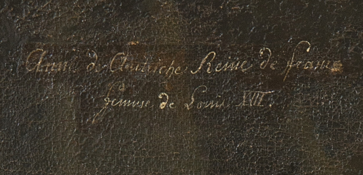 fragment lica obrazu - napis w lewym górnym rogu lica. Niewyraźny odręczny napis namalowany na ciemnym i spękanym tle. 