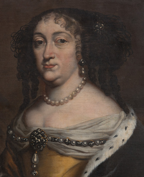 fragment lica obrazu. Popiersie damy w ujęciu trzy czwarte. Ma bladą cerę, podwójny podbródek, wąskie usta, czarne fantazyjnie ufryzowane loki. Ciemne wyłupiaste oczy są zwrócone na widza. Gorset unosi jej piersi. Jest wykończony perłami i kamieniami. Na szyi ma krótki sznur pereł, a w uchu kolczyk z perłą.