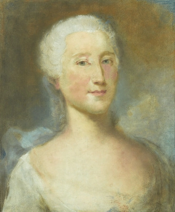 Lico obrazu. Portret młodej damy, popiersie lekko obrócone w kierunku lewego ramienia, głowa 3/4 w prawo, jasne włosy zaczesane do tyłu i upięte. Postać w białej sukni z bukiecikiem kwiatków wpiętych przy dekolcie. Na twarzy widoczny lekki rumieniec, za portretowaną damą rozpościera się błękitno-ochrowe tło nieba.