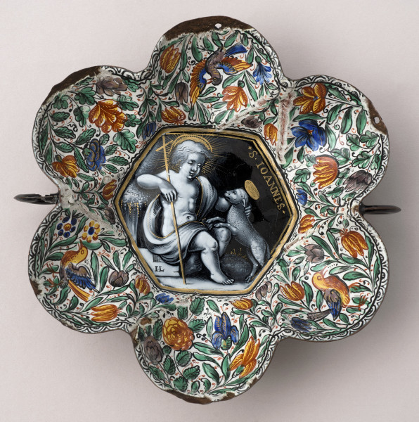 wewnętrzna strona czarki. Kształt sześciopłatkowego kwiatu z sześciokątnym dnem. Na płatkach dekoracja kwiatowa z wizerunkami ptaków. Wewnątrz sześciokąta na dnie postać siedzącego św. Jana z krzyżem w prawym ręku, obok baranek a nad nim napis S.Joannes.