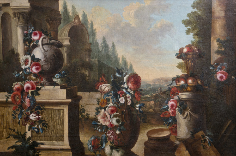 lico obrazu. Zachód słońca. Na bliskich planach architektura klasyczna. Pękate wazony i cokoły ozdobione girlandami kwiatów. Na cokole po prawej złote naczynie pełne jabłek. Z tyłu po lewej stronie portyk i półkolista budowla z arkadowym wejściem. W tle rozległy pejzaż z pagórami, lasem i zarysem budowli.