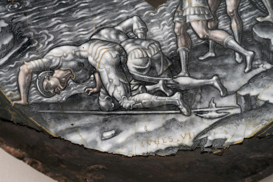 detal wewnętrznej strony patery - fragment sceny wojennej, dwaj schyleni prawie lżący żołnierze pijący wodę z rzeki, leżąca na ziemi halabarda, w dolnej części złoty napis Juges VII. Widoczne duże zniszczenia i braki emalii.