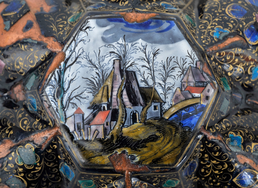 fragment zewnętrznej strony czarki - pejzaż jesienny z domkami, drzewami i rzeką. Widok od spodu na dno.