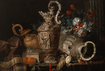 Lico obrazu. Martwa natura. Na stole porozrzucane w pozornym nieładzie: srebrne dzbany, szkatułka, dwie pomarańcze, bukiet kwiatów, zegarek, fragment zasłony lub obrusa. W centrum kompozycji stoi srebrny, repusowany dzban ze zdobnym uchem w kształcie ślimacznicy, z fryzem na korpusie i bogatą dekoracją roślinno- zwierzęcą.