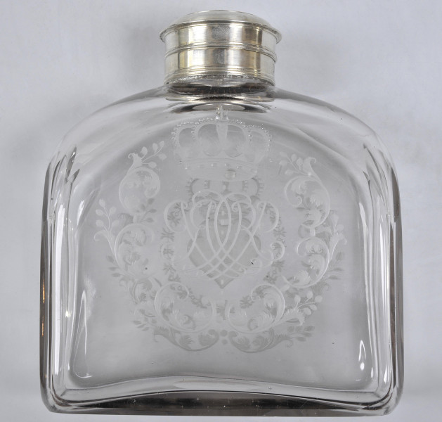 strona trzecia. Wdoczna szersza ścianka o łukowatym zasklepieniu ścianki. Na całości powierzchni umieszczona kompozycja z monogramem „CRP”. Okala ją dodatkowo wieniec roślinny.