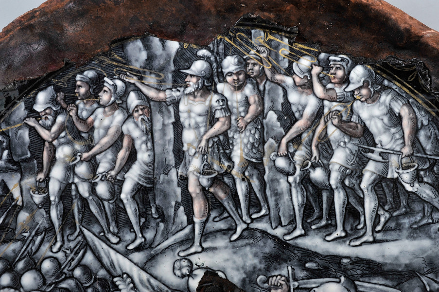 detal wewnętrznej strony patery - fragment sceny wojennej, wojskowi trębacze na zboczu lasu w jednej ręce trzymający trąby a w drugiej dzbany.