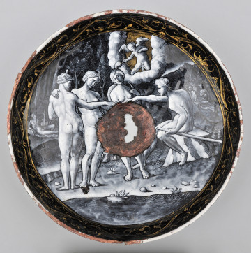 wewnętrzna strona patery, scena sądu Parysa, pośrodku trzy nagie boginie zwrócone ku nagiemu Parysowi siedzącemu na kamieniu po prawej w chmurach ponad boginiami postać Amora. W środku patery duże uszkodzenie. Obwód ozdobiony złotą dekoracją.