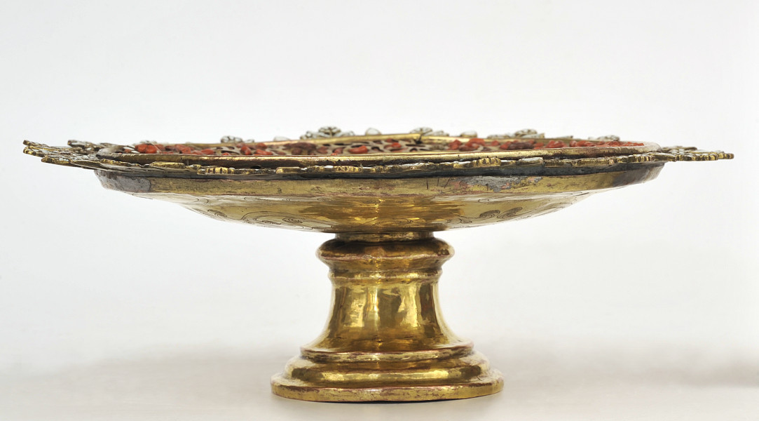 ujęcie z boku. Złota okrągła nóżka, płaska patera widok z boku.