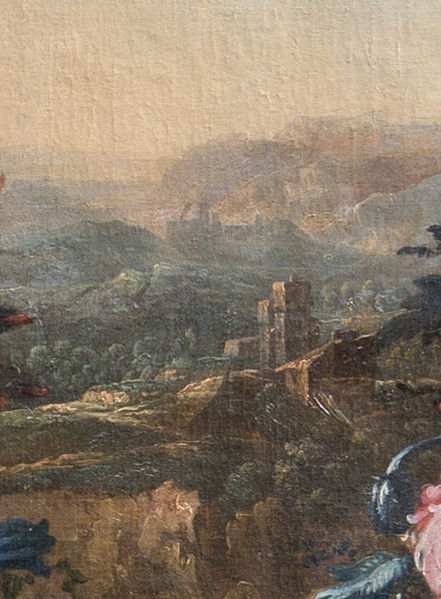 fragment lica obrazu. Kadr tła. Rozległy górzysty pejzaż porośnięty trawą, krzewami i drzewami. Na bliższym planie wyraźniej malowane wysokie budynki. W oddali niewyraźny zarys kolejnych zabudowań z wieżami. Górzysty horyzont zlewa się z chmurami.