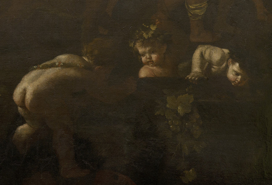 Fragment lica obrazu. Trzy nagie amorki zaglądają do dużego naczynia oplecionego pnączem winnym. Na pierwszym planie, po lewej stronie, jeden amorek schyla się nad naczyniem. Jest odwrócony tyłem. Na drugim planie, w centrum kompozycji, stoi naczynie.  Na trzecim planie są dwa amorki. Amorek po środku wygląda zza naczynia i wkłada na główkę winny wieniec. Trzeci amorek, z prawej strony, stara się zaczerpnąć płynu. Całość w ciemnej tonacji brązów z której wyłaniają się wspomniane, cieliste postacie.